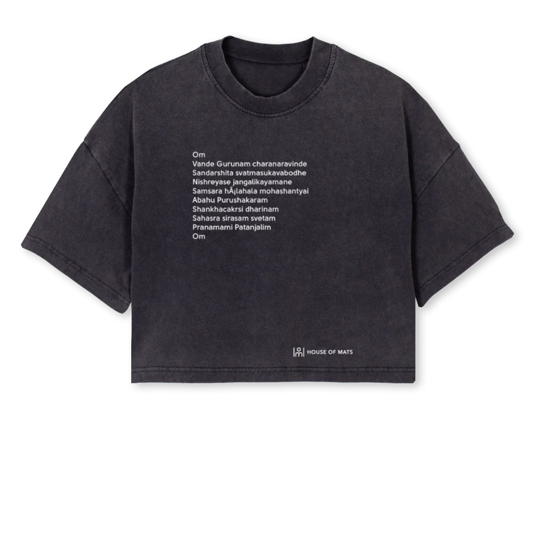 REMERAMANTRA Vintage Black Cropped Oversized Tee.